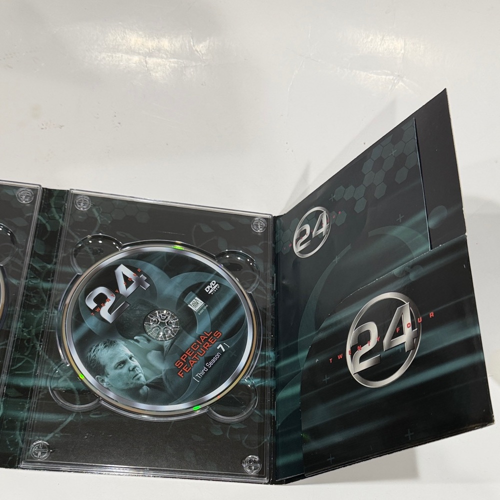 24 Season Three DVD Box Set Missing Disc 2 Untested. - Picture 6 of 6